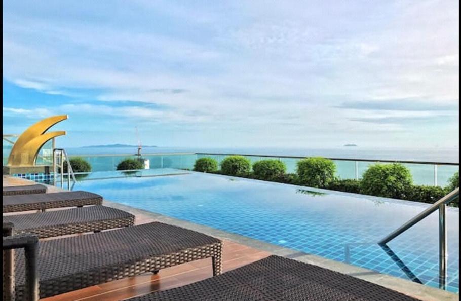 The Peak Towers Apartment Pattaya Bagian luar foto